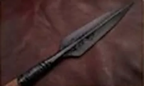 Grot włóczni „Gungnir” na skórzanym tle