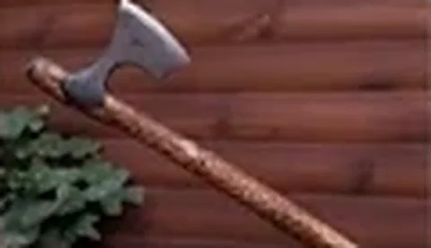 Topór bojowy „Valkyrie” na tle desek, obok gałązka dębu